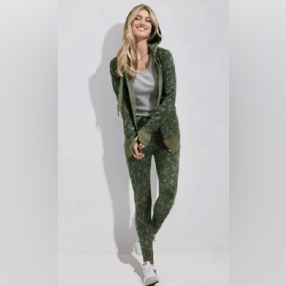 Cabi Marathon Leggings - Picture 8 of 8